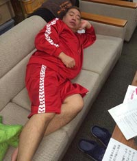 有吉弘行のTwitterに投稿された画像<br>「11月17日 2:33 PM/スーパースターお昼寝中。。。」