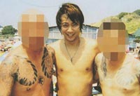 暴力団員風の男と中居正広の写真