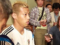 練習前に取材に応じた本田圭佑