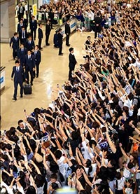 大勢のファンに出迎えられ日本代表が帰国