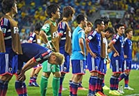 グループリーグ敗退が決まりスタンド前に並ぶ日本代表