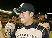 勝利を挙げ笑顔を見せる斎藤佑樹