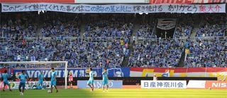 奥大介追悼　横断幕　日産スタジアム