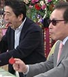 いちごを食べるタモリと安倍首相