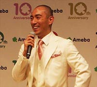 「Ameba」ブログCMに出演する市川海老蔵