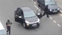 武装テロリストが警官を射殺