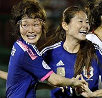 ゴールを決めた阪口(左)と喜ぶ澤