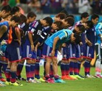 コートジボワール戦に敗北し謝罪する日本代表