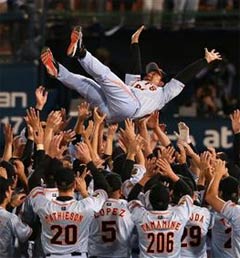 巨人セ・リーグ3連覇 原監督胴上げ