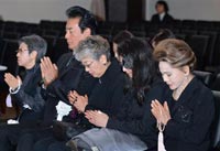 合掌する綾戸智恵、高橋英樹、中尾ミエ、デヴィ夫人