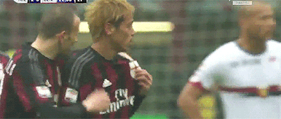 本田 ミランのエンブレムにキス