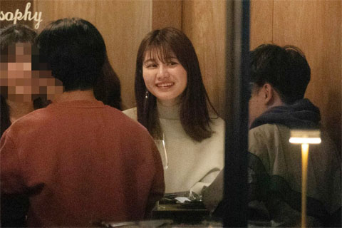 食事をする市村と用丸氏
