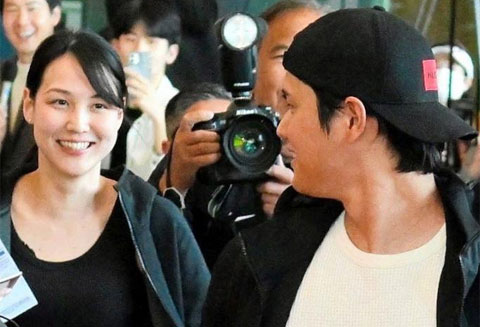 妻の真美子さんに視線を送る大谷