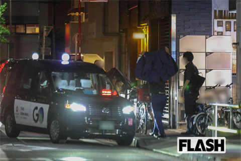 タクシーに乗り込む加護亜依