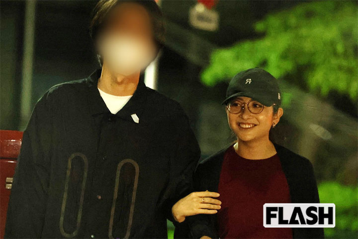 彼氏と腕を組む日比麻音子アナ