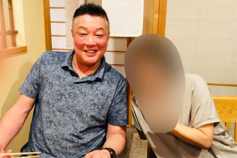 A子さんの横で破顔の眞鍋氏