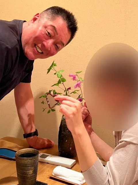 親密な様子のA子さんと眞鍋氏