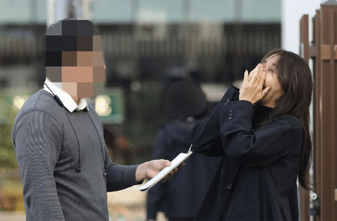 鈴木紗理奈 直撃取材に涙目動揺