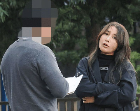 鈴木紗理奈 直撃取材に涙目動揺