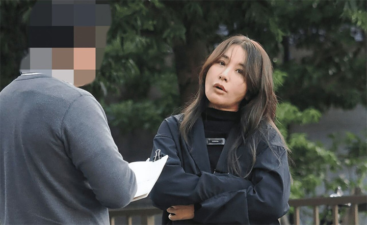 文春の直撃取材を受ける鈴木紗理奈