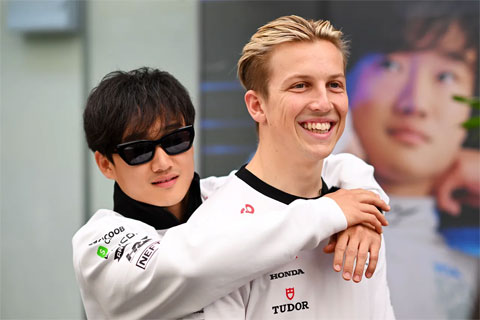 じゃれ合う角田裕毅とリアム・ローソン