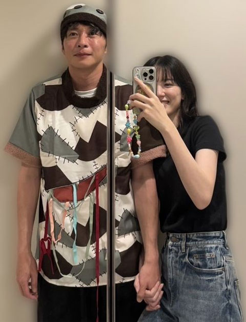 田中圭と手を繋いで自撮りする永野芽郁