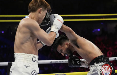 カルデナスの左フックが井上にヒットした瞬間