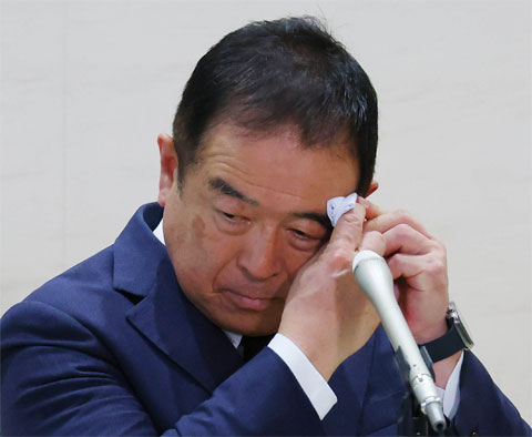 汗をぬぐう日テレ福田社長